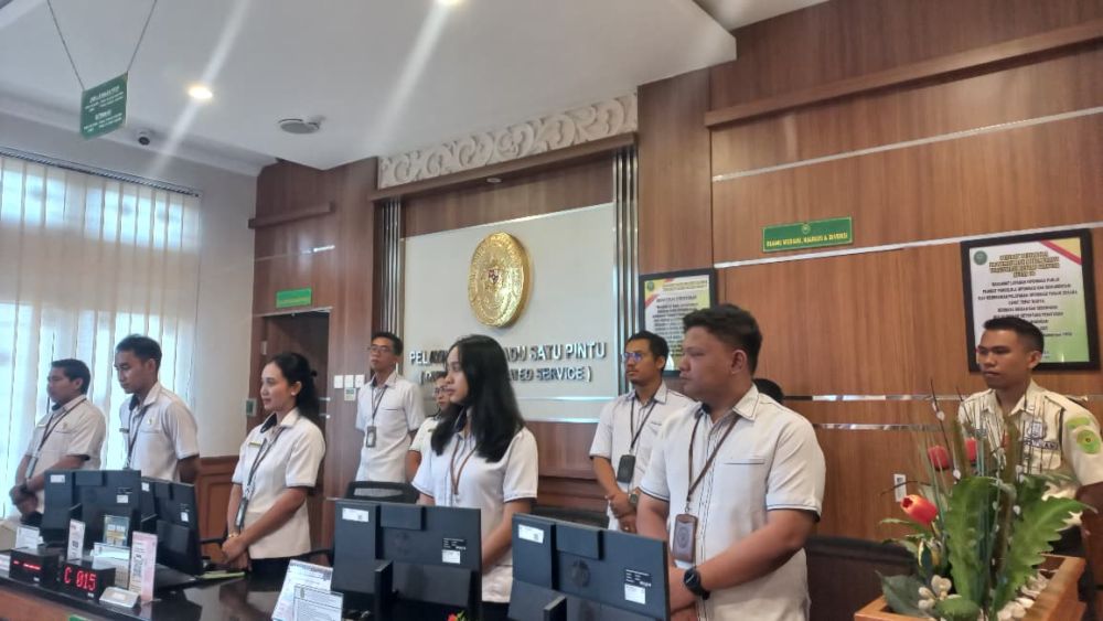 Pelaksanaan Briefing Pagi pada Petugas PTSP Pengadilan Negeri Gianyar (20/07/26)